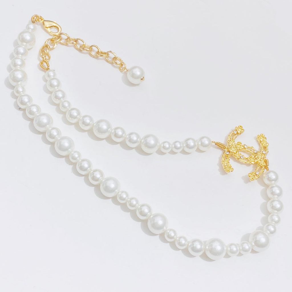 Irregular Pearl Clavicle Necklace